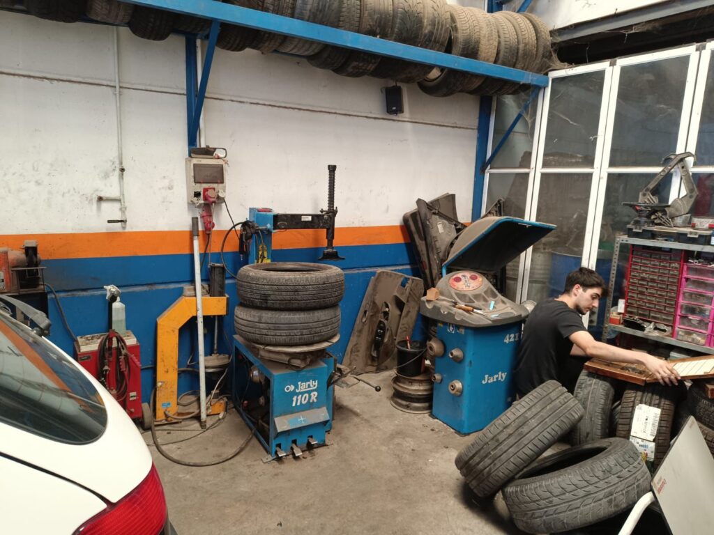 Mecánico equilibrando una rueda en Talleres Ramón