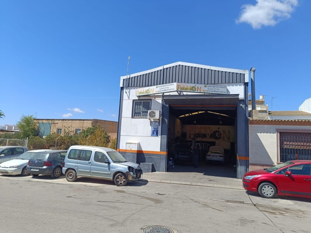 Fachada de Talleres Ramón en el polígono Los Viñazos de El Rubio