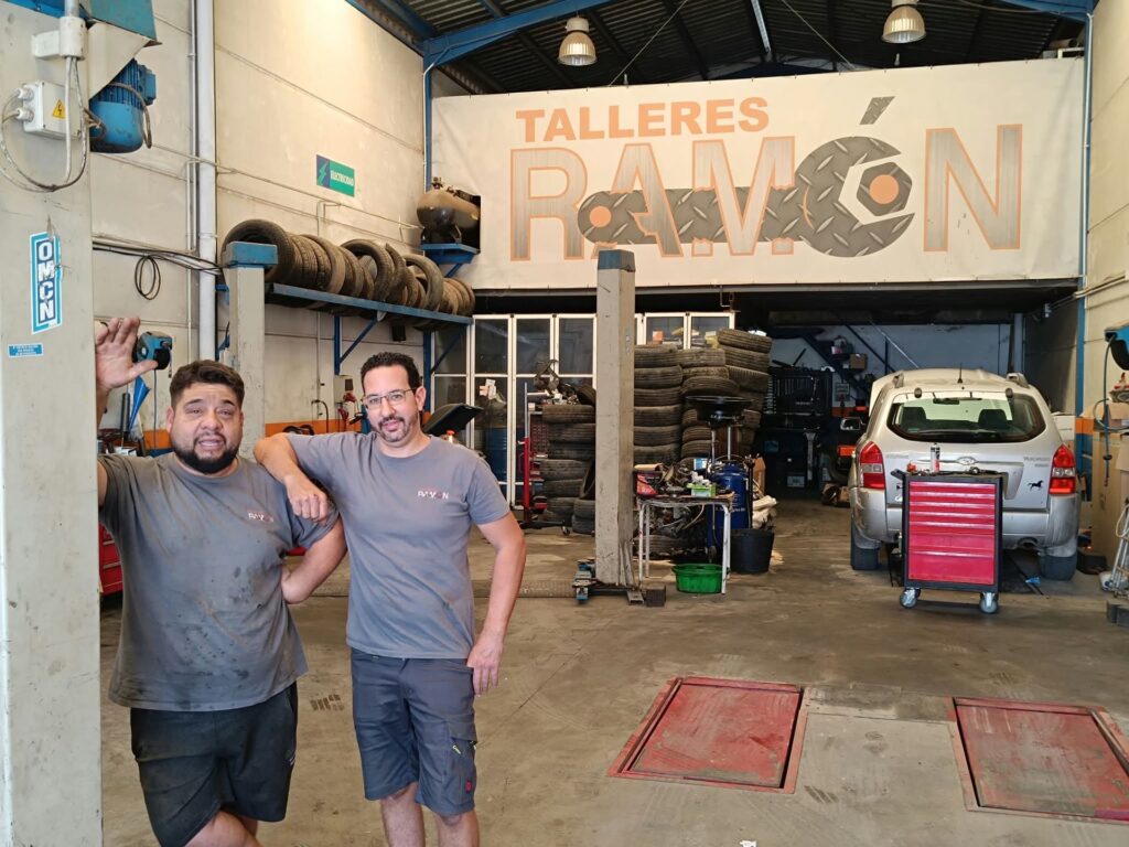 Dos mecánicos de Talleres Ramón en el taller
