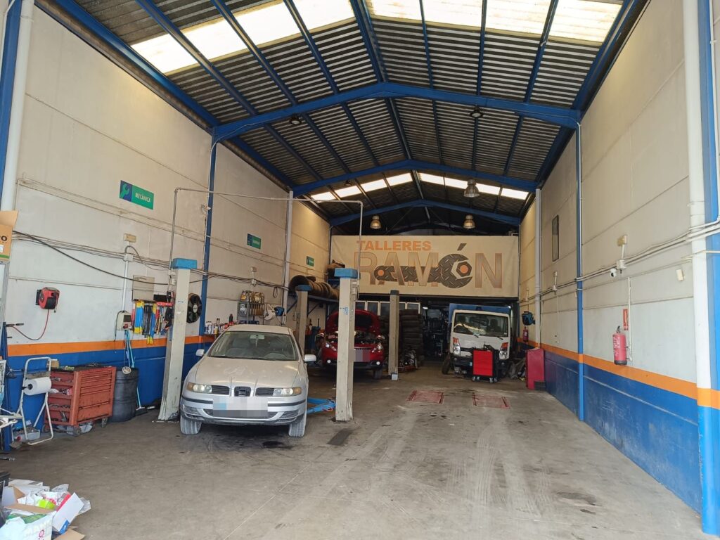 Interior de la nave de Talleres Ramón con los elevadores